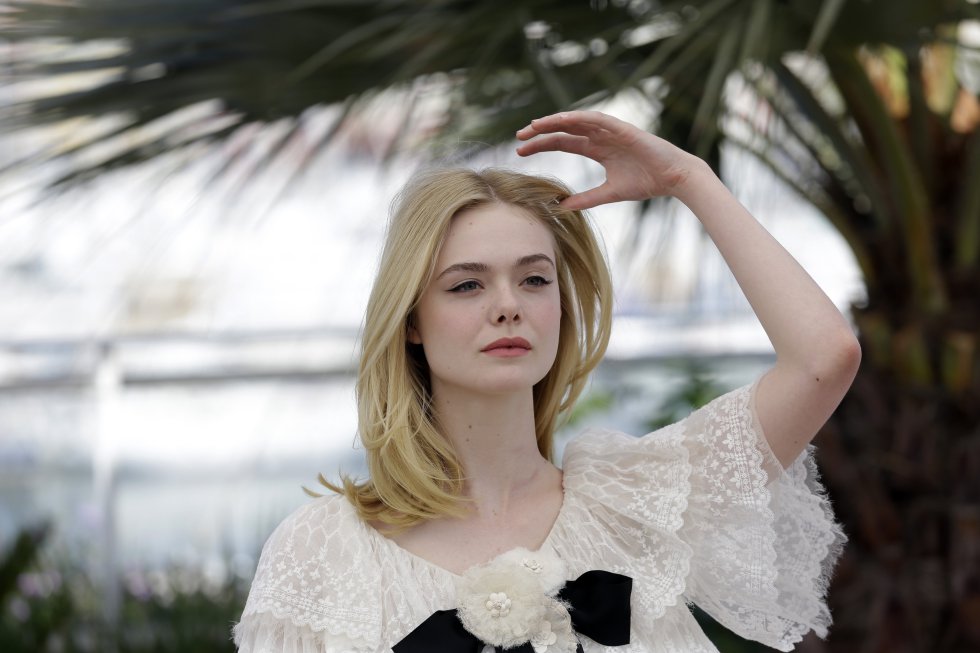 Con 18 años recién cumplidos, Elle Fanning ya no es una promesa, como lo demostró en Cannes con "The Neon Demon", un complejo filme de Nicolas Winding Refn, en el que brilla por encima de sus compañeros y de la propia historia, pero la joven asegura que lo más importante "es ser normal". Con 18 años recién cumplidos, Elle Fanning ya no es una promesa, como lo demostró en Cannes con "The Neon Demon", un complejo filme de Nicolas Winding Refn, en el que brilla por encima de sus compañeros y de la propia historia, pero la joven asegura que lo más importante "es ser normal".