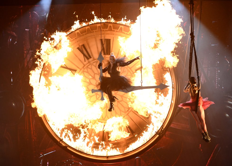 En uno de los estrenos de la noche, Pink supo cómo apelar a la esencia de su canción con fuego en medio de la escenografía y ella en el aire. El título de su nuevo tema es 'Just Like Fire'. En uno de los estrenos de la noche, Pink supo cómo apelar a la esencia de su canción con fuego en medio de la escenografía y ella en el aire. El título de su nuevo tema es 'Just Like Fire'.