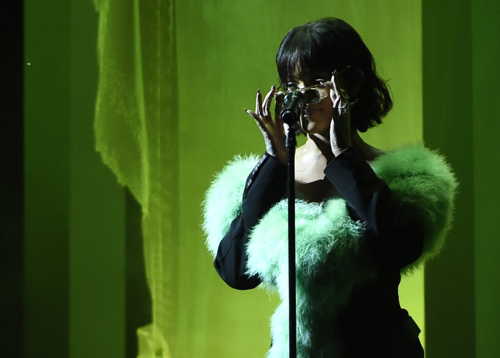 Rihanna trasladó a los asistentes a otra época con su interpretación de la canción 'Love On The Brain'. Rihanna trasladó a los asistentes a otra época con su interpretación de la canción 'Love On The Brain'.