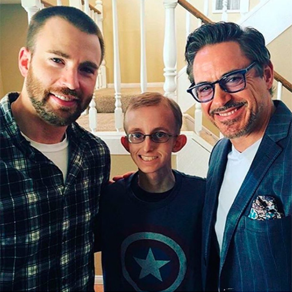 Ryan Wilcox, de 18 años, aficionado a los personajes de Marvel Comics, sabe una o dos cosas sobre esas cualidades heroicas. Lucha contra el cáncer por segunda vez en su vida, y cuando hace poco recibió noticias poco alentadoras sobre su pronóstico, sus compañeros de escuela se reunieron y llamaron a Los Vengadores. Ryan Wilcox, de 18 años, aficionado a los personajes de Marvel Comics, sabe una o dos cosas sobre esas cualidades heroicas. Lucha contra el cáncer por segunda vez en su vida, y cuando hace poco recibió noticias poco alentadoras sobre su pronóstico, sus compañeros de escuela se reunieron y llamaron a Los Vengadores.
