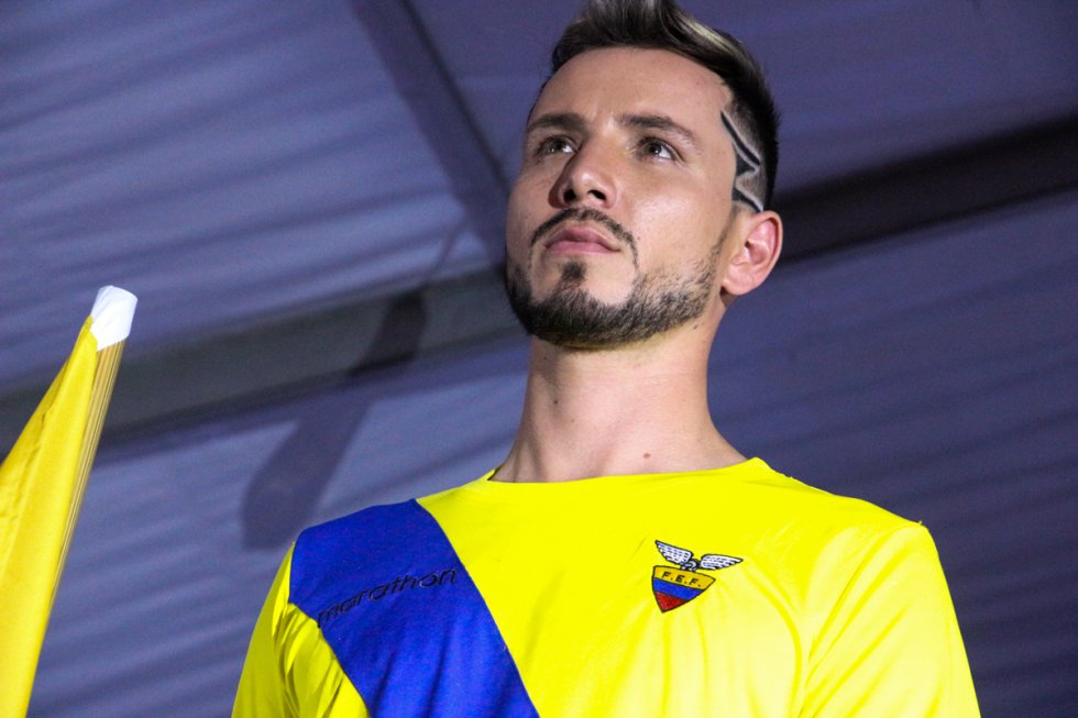Para Fabián Vargas, algunas de las propuestas son arriesgadas pero lo que sí tiene claro es que ahora los futbolistas se convirtieron en íconos de moda y estilo. Para Fabián Vargas, algunas de las propuestas son arriesgadas pero lo que sí tiene claro es que ahora los futbolistas se convirtieron en íconos de moda y estilo.