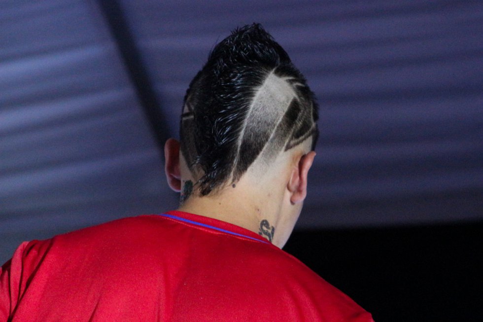 Rapados bien pronunciados, líneas y otros adornos se ven ahora en los peinados de jugadores como Arturo Vidal, Cristiano Ronaldo y Neymar. Rapados bien pronunciados, líneas y otros adornos se ven ahora en los peinados de jugadores como Arturo Vidal, Cristiano Ronaldo y Neymar.