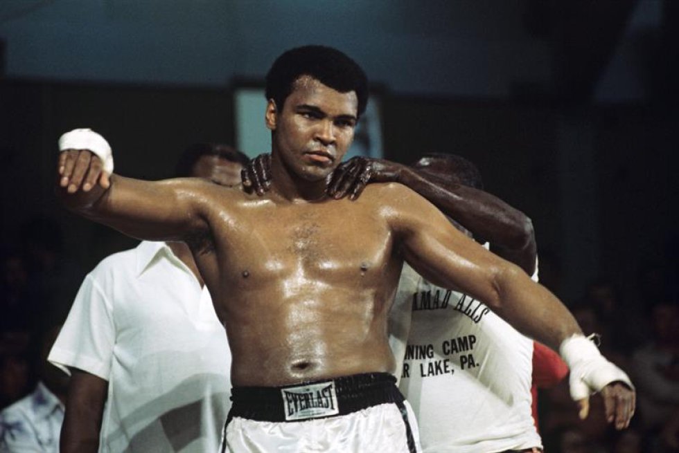 Un cuadro hizo disponible el 04 de junio de 2016 y pasó de moda el 25 de mayo de 1976 muestra EE.UU. que embalan la leyenda Muhammad Ali entrenando delante de su lucha de peso pesado contra Richard Dunn británico en el Olympiahalle en Munich, Alemania. La Arcilla de Casio nacida, embalando la leyenda Muhammad Ali, doblado como ' el Mayor, ' muerto el 03 de junio de 2016 en Fénix, Arizona, EE.UU., a la edad de 74 años, un portavoz de familia dijo. (Fénix, Alemania, Estados Unidos). Un cuadro hizo disponible el 04 de junio de 2016 y pasó de moda el 25 de mayo de 1976 muestra EE.UU. que embalan la leyenda Muhammad Ali entrenando delante de su lucha de peso pesado contra Richard Dunn británico en el Olympiahalle en Munich, Alemania. La Arcilla de Casio nacida, embalando la leyenda Muhammad Ali, doblado como ' el Mayor, ' muerto el 03 de junio de 2016 en Fénix, Arizona, EE.UU., a la edad de 74 años, un portavoz de familia dijo. (Fénix, Alemania, Estados Unidos).