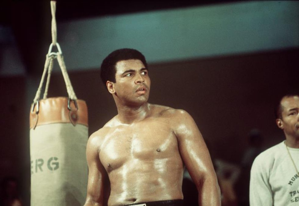 Una foto de archivo datada el 24 de mayo de 1976 de boxeador de peso estadounidense pesado Muhammad Ali (C) durante una sesión de educación en Munich, Alemania, en vísperas una lucha contra su desafiador británico Richard Dunn. Nacido como la Arcilla de Casio, embalando la leyenda Muhammad Ali, doblado como ' el Mayor, ' muerto el 03 de junio de 2016 en Fénix, Arizona, EE.UU., a la edad de 74 años, un portavoz de familia dijo. (Fénix, Alemania, Estados Unidos). Una foto de archivo datada el 24 de mayo de 1976 de boxeador de peso estadounidense pesado Muhammad Ali (C) durante una sesión de educación en Munich, Alemania, en vísperas una lucha contra su desafiador británico Richard Dunn. Nacido como la Arcilla de Casio, embalando la leyenda Muhammad Ali, doblado como ' el Mayor, ' muerto el 03 de junio de 2016 en Fénix, Arizona, EE.UU., a la edad de 74 años, un portavoz de familia dijo. (Fénix, Alemania, Estados Unidos).