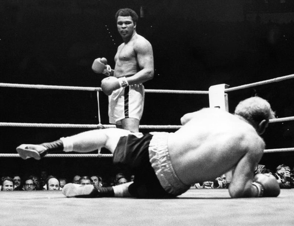 Una foto de archivo datada el 25 de mayo de 1976 de boxeador de peso estadounidense pesado Muhammad Ali (detrás) después de llamada - hacia fuera su desafiador británico Richard Dunn (sobre tierra) en la quinta ronda de su lucha, en Munich, Alemania. Nacido como la Arcilla de Casio, embalando la leyenda Muhammad Ali, doblado como ' el Mayor, ' muerto el 03 de junio de 2016 en Fénix, Arizona, EE.UU., a la edad de 74 años, un portavoz de familia dijo. (Fénix, Alemania, Estados Unidos). Una foto de archivo datada el 25 de mayo de 1976 de boxeador de peso estadounidense pesado Muhammad Ali (detrás) después de llamada - hacia fuera su desafiador británico Richard Dunn (sobre tierra) en la quinta ronda de su lucha, en Munich, Alemania. Nacido como la Arcilla de Casio, embalando la leyenda Muhammad Ali, doblado como ' el Mayor, ' muerto el 03 de junio de 2016 en Fénix, Arizona, EE.UU., a la edad de 74 años, un portavoz de familia dijo. (Fénix, Alemania, Estados Unidos).