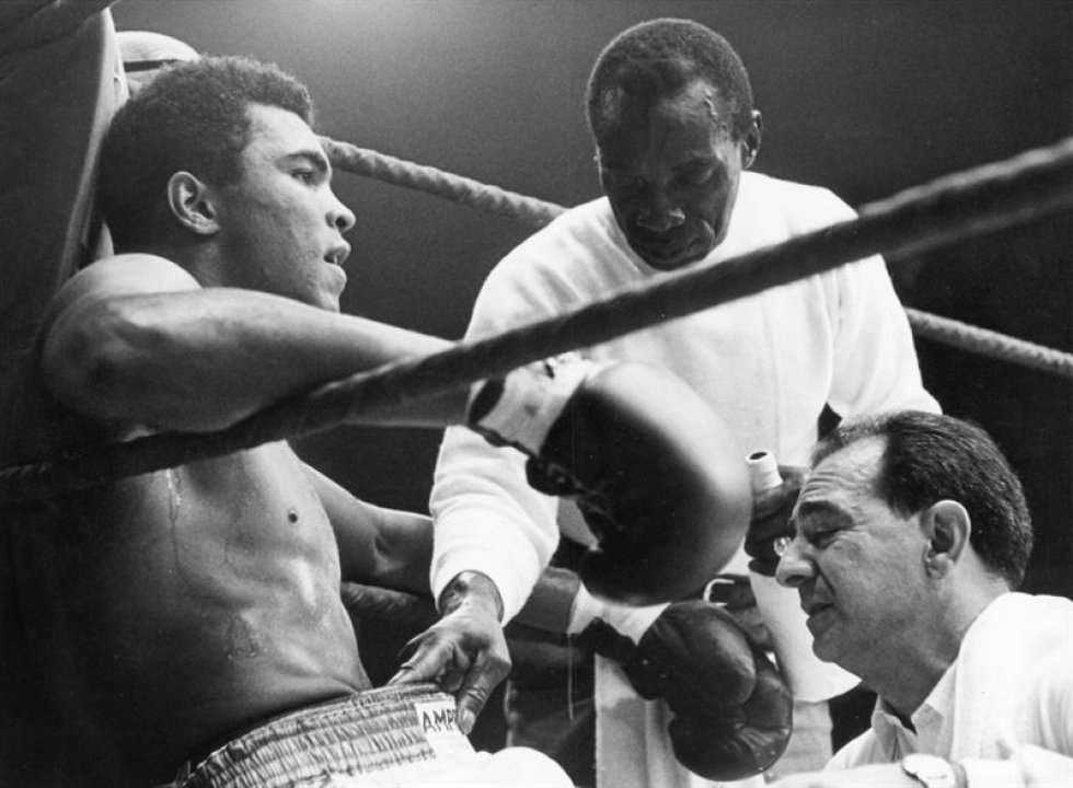 Una foto de archivo datada el 10 de septiembre de 1966 de mundo de peso estadounidense pesado defiende al boxeador Muhammad Ali (L) siendo entrenado por su entrenador Angelo Dundee (R) y un ayudante (C) durante una pausa en su lucha contra German Karl Mildenberger en el 'Waldstadion' (Forrest satdium) en Francfort/Principal, Alemania. Nacido como la Arcilla de Casio, embalando la leyenda Muhammad Ali, doblado como ' el Mayor, ' muerto el 03 de junio de 2016 en Fénix, Arizona, EE.UU., a la edad de 74 años, un portavoz de familia dijo. (Fénix, Alemania, Estados Unidos). Una foto de archivo datada el 10 de septiembre de 1966 de mundo de peso estadounidense pesado defiende al boxeador Muhammad Ali (L) siendo entrenado por su entrenador Angelo Dundee (R) y un ayudante (C) durante una pausa en su lucha contra German Karl Mildenberger en el 'Waldstadion' (Forrest satdium) en Francfort/Principal, Alemania. Nacido como la Arcilla de Casio, embalando la leyenda Muhammad Ali, doblado como ' el Mayor, ' muerto el 03 de junio de 2016 en Fénix, Arizona, EE.UU., a la edad de 74 años, un portavoz de familia dijo. (Fénix, Alemania, Estados Unidos).