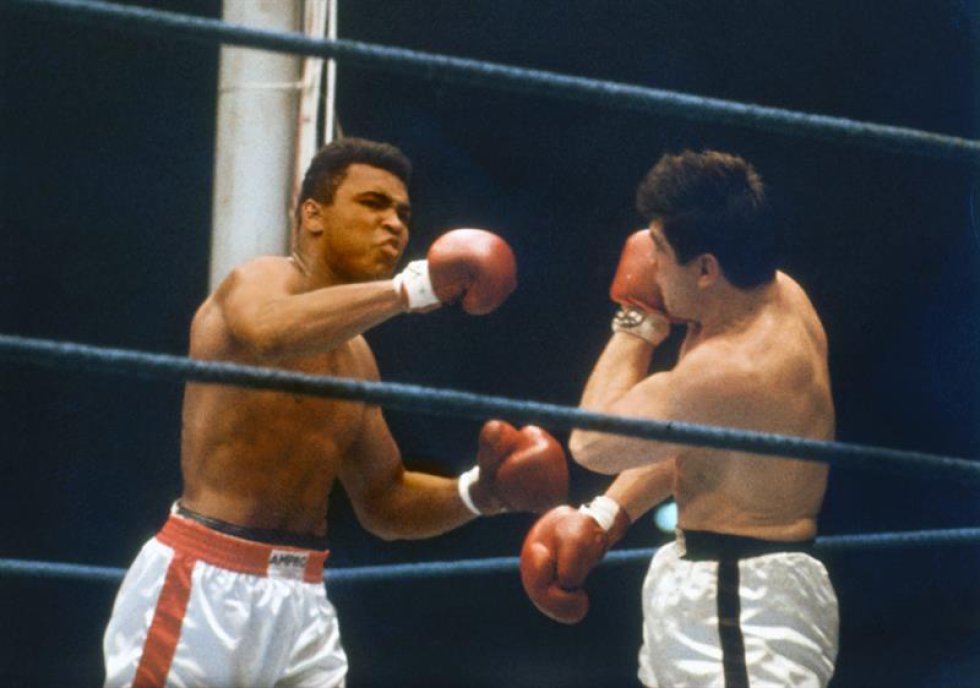 Una foto de archivo datada el 10 de septiembre de 1966 de boxeador de peso estadounidense pesado Muhammad Ali (L) y German Karl Mildenberger (R) en un título de Campeón Mundial lucha en el 'Waldstadion' (Forrest satdium) en Francfort/Principal, Alemania. Nacido como la Arcilla de Casio, embalando la leyenda Muhammad Ali, doblado como ' el Mayor, ' muerto el 03 de junio de 2016 en Fénix, Arizona, EE.UU., a la edad de 74 años, un portavoz de familia dijo. (Fénix, Alemania, Estados Unidos). Una foto de archivo datada el 10 de septiembre de 1966 de boxeador de peso estadounidense pesado Muhammad Ali (L) y German Karl Mildenberger (R) en un título de Campeón Mundial lucha en el 'Waldstadion' (Forrest satdium) en Francfort/Principal, Alemania. Nacido como la Arcilla de Casio, embalando la leyenda Muhammad Ali, doblado como ' el Mayor, ' muerto el 03 de junio de 2016 en Fénix, Arizona, EE.UU., a la edad de 74 años, un portavoz de familia dijo. (Fénix, Alemania, Estados Unidos).