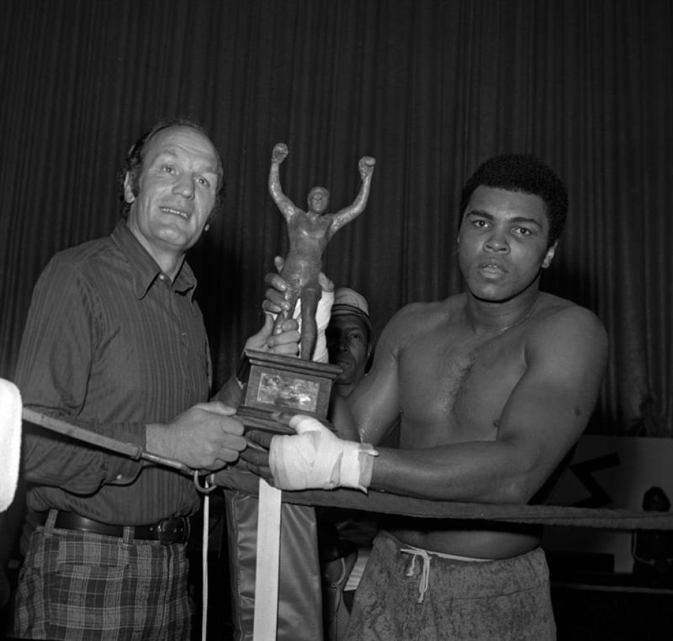 Un cuadro de folleto proporcionado por la Oficina de Noticias de Las Vegas (LVNB) el 04 de junio de 2016 muestra al boxeador estadounidense Muhammad Ali (R) la toma de una rotura de entrenar en Césares el Palacio para su lucha contra Joe Bugner en Las Vegas, Nevada, EE.UU., el 09 de febrero de 1973. La Arcilla de Casio nacida, embalando la leyenda Muhammad Ali, doblado como ' el Mayor, ' muerto el 03 de junio de 2016 en Fénix, Arizona, EE.UU., a la edad de 74 años, un portavoz de familia dijo. (Fénix, Estados Unidos). Un cuadro de folleto proporcionado por la Oficina de Noticias de Las Vegas (LVNB) el 04 de junio de 2016 muestra al boxeador estadounidense Muhammad Ali (R) la toma de una rotura de entrenar en Césares el Palacio para su lucha contra Joe Bugner en Las Vegas, Nevada, EE.UU., el 09 de febrero de 1973. La Arcilla de Casio nacida, embalando la leyenda Muhammad Ali, doblado como ' el Mayor, ' muerto el 03 de junio de 2016 en Fénix, Arizona, EE.UU., a la edad de 74 años, un portavoz de familia dijo. (Fénix, Estados Unidos).
