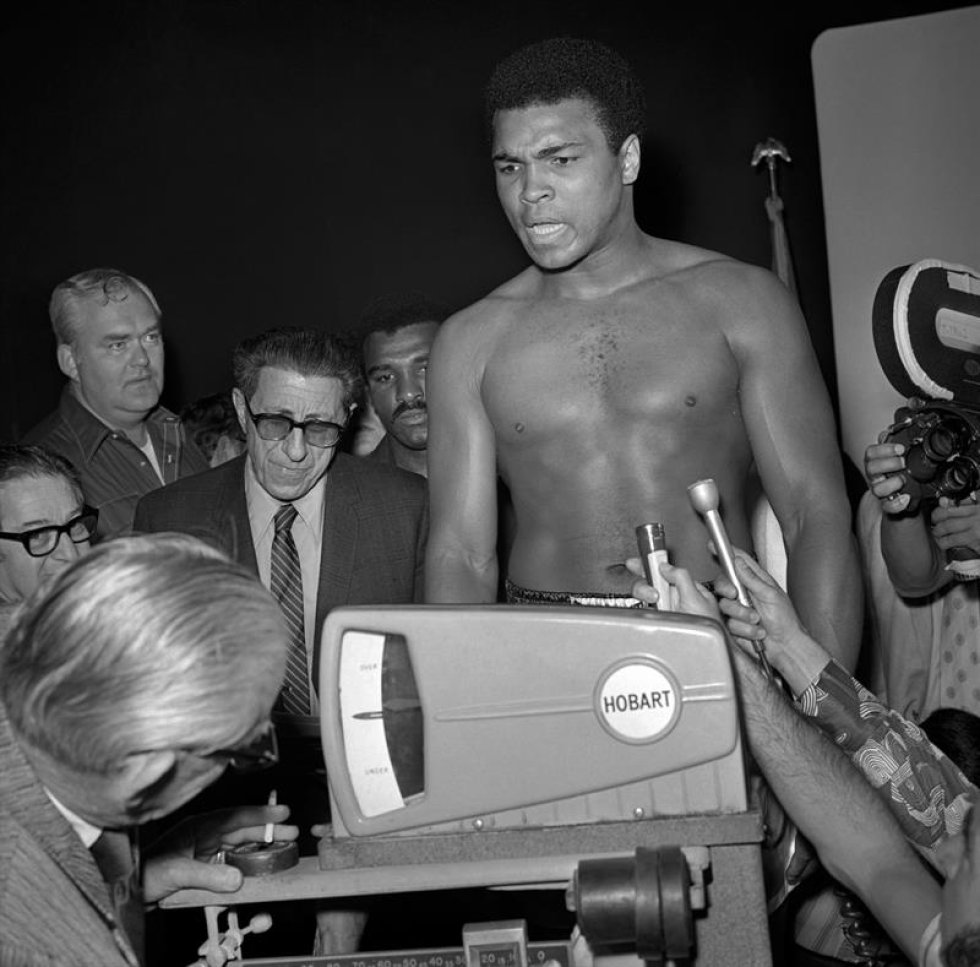 Un cuadro proporcionado por la Oficina de Noticias de Las Vegas (LVNB) el 04 de junio de 2016 muestra al boxeador estadounidense Muhammad Ali que interviene para su lucha contra Jerry Quarry en el Centro de Convención de Las Vegas en Las Vegas, Nevada, EE.UU., el 27 de junio de 1972. Ali ganó con un Golpe de gracia Técnico (TKO) en la séptima ronda. La Arcilla de Casio nacida, embalando la leyenda Muhammad Ali, doblado como ' el Mayor, ' muerto el 03 de junio de 2016 en Fénix, Arizona, EE.UU., a la edad de 74 años, un portavoz de familia dijo. (Fénix, Estados Unidos). Un cuadro proporcionado por la Oficina de Noticias de Las Vegas (LVNB) el 04 de junio de 2016 muestra al boxeador estadounidense Muhammad Ali que interviene para su lucha contra Jerry Quarry en el Centro de Convención de Las Vegas en Las Vegas, Nevada, EE.UU., el 27 de junio de 1972. Ali ganó con un Golpe de gracia Técnico (TKO) en la séptima ronda. La Arcilla de Casio nacida, embalando la leyenda Muhammad Ali, doblado como ' el Mayor, ' muerto el 03 de junio de 2016 en Fénix, Arizona, EE.UU., a la edad de 74 años, un portavoz de familia dijo. (Fénix, Estados Unidos).