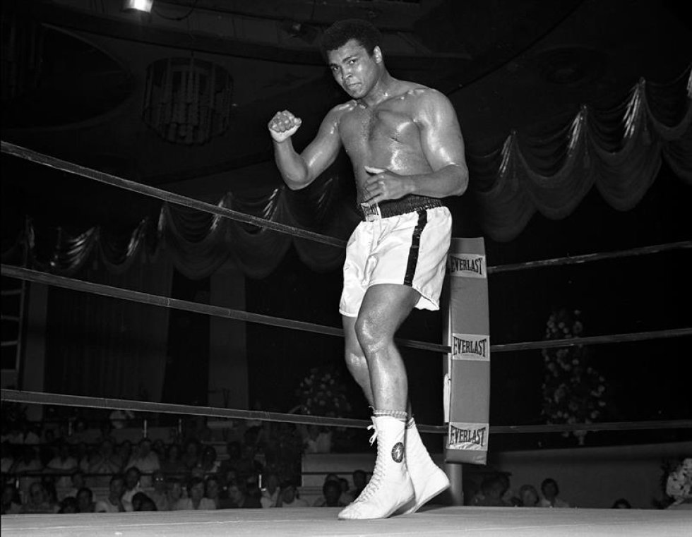 Una imagen de un folleto proporcionado por el Vegas News Bureau Las ( LVNB ) el 04 junio el año 2016 nos muestra boxeador Muhammad Ali que se destaca por su lucha contra Ron Lyle en el Tropicana en Las Vegas , Nevada, EE.UU. , 12 de Mayo de 1975. Nacido Cassius Clay , el boxeo leyenda Muhammad Ali , apodado como "el más grande ", murió el 03 junio 2016 Phoenix , Arizona , EE.UU. , a la edad de 74 años, dijo un portavoz de la familia . (Fénix , Estados Unidos). Una imagen de un folleto proporcionado por el Vegas News Bureau Las ( LVNB ) el 04 junio el año 2016 nos muestra boxeador Muhammad Ali que se destaca por su lucha contra Ron Lyle en el Tropicana en Las Vegas , Nevada, EE.UU. , 12 de Mayo de 1975. Nacido Cassius Clay , el boxeo leyenda Muhammad Ali , apodado como "el más grande ", murió el 03 junio 2016 Phoenix , Arizona , EE.UU. , a la edad de 74 años, dijo un portavoz de la familia . (Fénix , Estados Unidos).