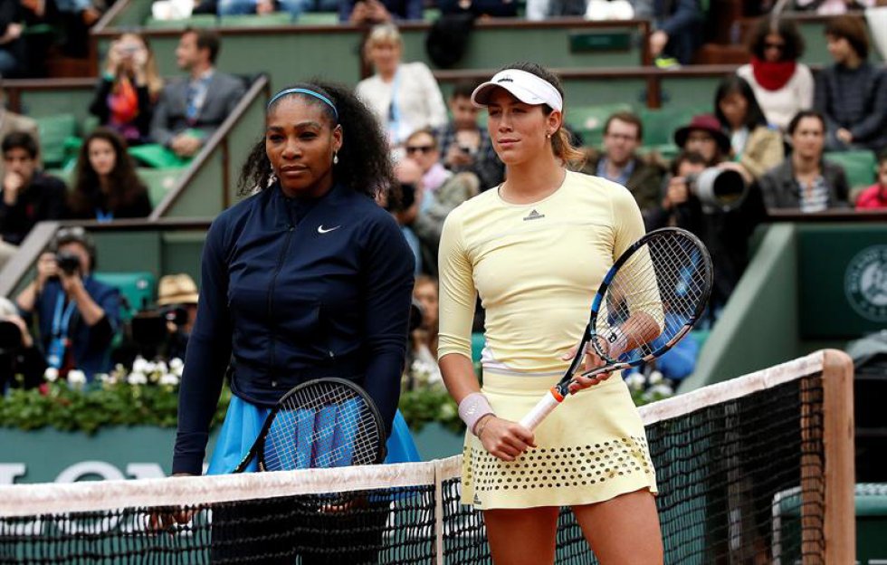 Serena Williams de los EE.UU. (L) y Garbine Muguruza de postura de España antes de su fósforo solo final de mujer en el francés Abre el torneo de tenis en Roland Garros en París, Francia, el 04 de junio de 2016. Serena Williams de los EE.UU. (L) y Garbine Muguruza de postura de España antes de su fósforo solo final de mujer en el francés Abre el torneo de tenis en Roland Garros en París, Francia, el 04 de junio de 2016.