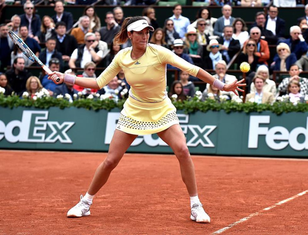 Garbine Muguruza de España en la acción contra Serena Williams de los EE.UU. durante su fósforo solo final de mujer en el francés Abren el torneo de tenis en Roland Garros en París, Francia, el 04 de junio de 2016. Garbine Muguruza de España en la acción contra Serena Williams de los EE.UU. durante su fósforo solo final de mujer en el francés Abren el torneo de tenis en Roland Garros en París, Francia, el 04 de junio de 2016.
