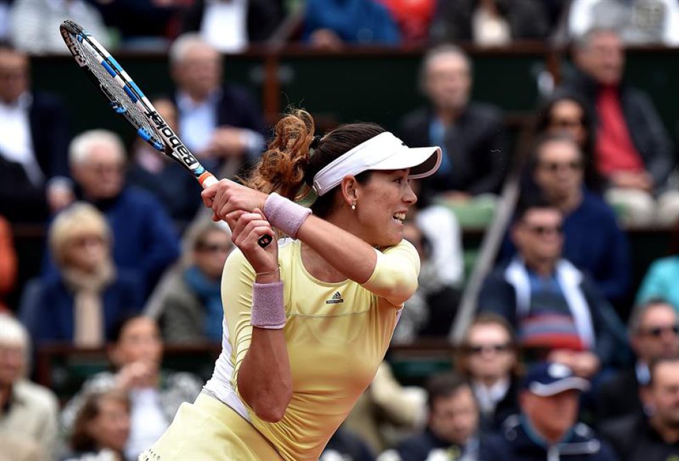 Garbine Muguruza de España en la acción contra Serena Williams de los EE.UU. durante su fósforo solo final de mujer en el francés Abren el torneo de tenis en Roland Garros en París, Francia, el 04 de junio de 2016. Garbine Muguruza de España en la acción contra Serena Williams de los EE.UU. durante su fósforo solo final de mujer en el francés Abren el torneo de tenis en Roland Garros en París, Francia, el 04 de junio de 2016.