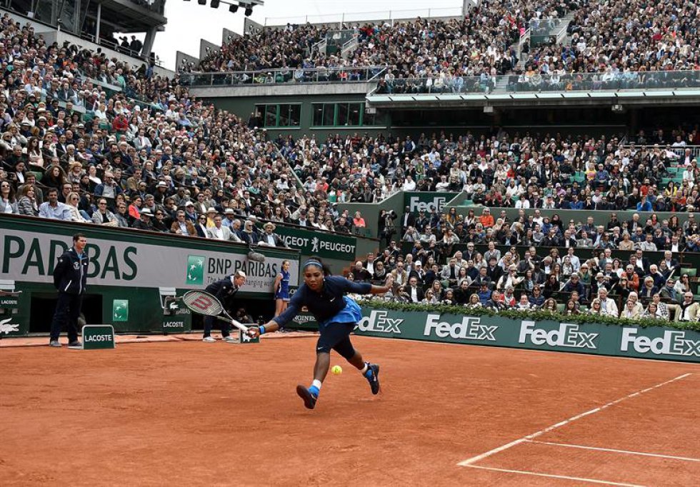 Serena Williams de los EE.UU. en la acción contra Garbine Muguruza de España durante su fósforo solo final de mujer en el francés Abre el torneo de tenis en Roland Garros en París, Francia, el 04 de junio de 2016. Serena Williams de los EE.UU. en la acción contra Garbine Muguruza de España durante su fósforo solo final de mujer en el francés Abre el torneo de tenis en Roland Garros en París, Francia, el 04 de junio de 2016.