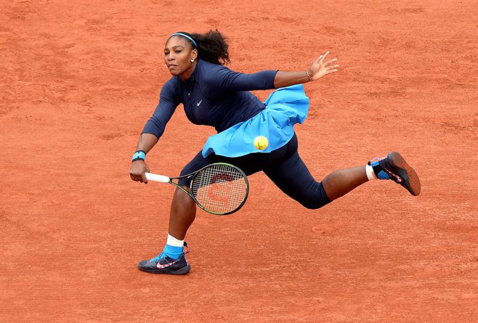 Serena Williams de los EE.UU. en la acción contra Garbine Muguruza de España durante su fósforo solo final de mujer en el francés Abre el torneo de tenis en Roland Garros en París, Francia, el 04 de junio de 2016. Serena Williams de los EE.UU. en la acción contra Garbine Muguruza de España durante su fósforo solo final de mujer en el francés Abre el torneo de tenis en Roland Garros en París, Francia, el 04 de junio de 2016.
