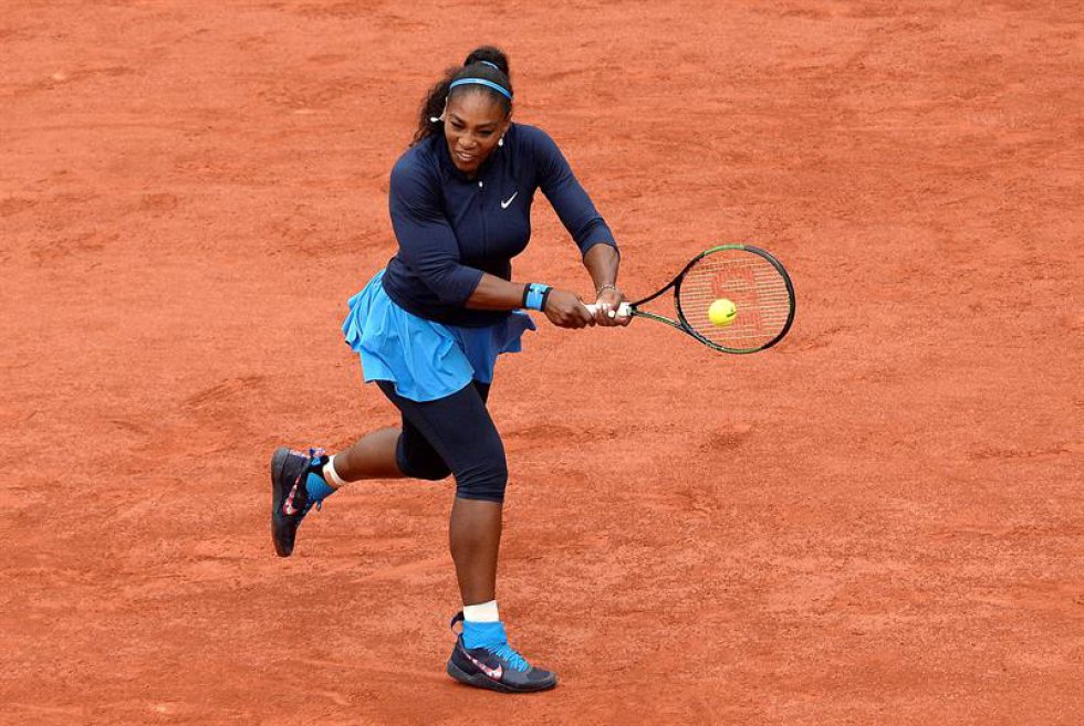 Serena Williams de los EE.UU. en la acción contra Garbine Muguruza de España durante su fósforo solo final de mujer en el francés Abre el torneo de tenis en Roland Garros en París, Francia, el 04 de junio de 2016. Serena Williams de los EE.UU. en la acción contra Garbine Muguruza de España durante su fósforo solo final de mujer en el francés Abre el torneo de tenis en Roland Garros en París, Francia, el 04 de junio de 2016.