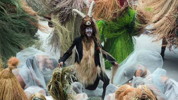 El íbice, la cabra salvaje de los Alpes, tuvo un papel protagonista en la extravagante inauguración del túnel, que trató de escenificar diversos aspectos de la cultura y sociedad locales. Aunque no lo representaron de una manera precisamente tradicional. El íbice, la cabra salvaje de los Alpes, tuvo un papel protagonista en la extravagante inauguración del túnel, que trató de escenificar diversos aspectos de la cultura y sociedad locales. Aunque no lo representaron de una manera precisamente tradicional.