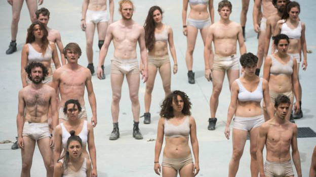 Hasta los actores, semidesnudos, parecían desorientados. La extraña ceremonia fue obra del director alemán Volker Hesse, cuyos trabajos más famosos fueron representados en Suiza. Hasta los actores, semidesnudos, parecían desorientados. La extraña ceremonia fue obra del director alemán Volker Hesse, cuyos trabajos más famosos fueron representados en Suiza.