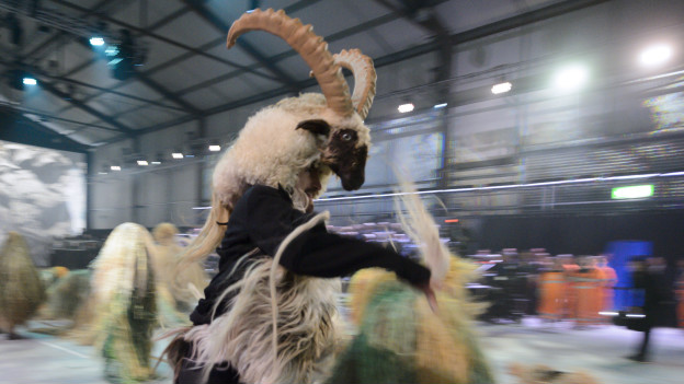 Los "humanos-cabras" se movían en el escenario, lleno de color, para el asombro de parte de los asistentes, que tomaban fotos estupefactos con sus celulares. Los "humanos-cabras" se movían en el escenario, lleno de color, para el asombro de parte de los asistentes, que tomaban fotos estupefactos con sus celulares.