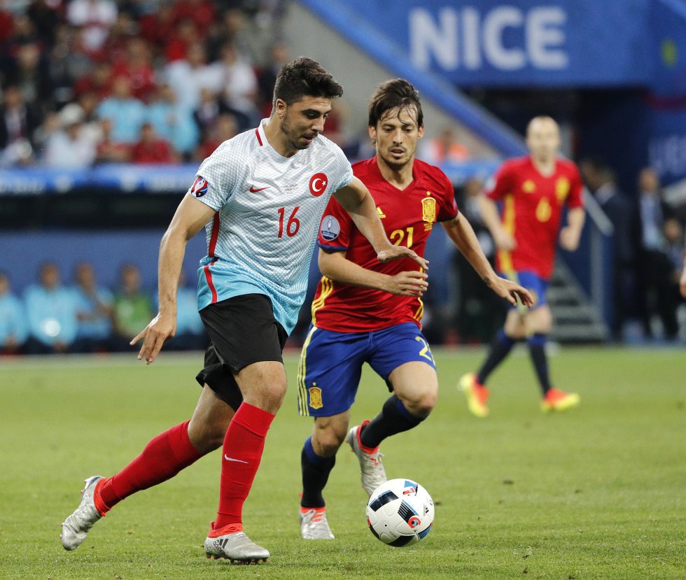 Tufan y David Silva durante un pasaje del primer tiempo. Tufan y David Silva durante un pasaje del primer tiempo.