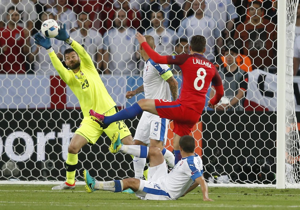 El arquero de Eslovaquia, Kozacik, atajando otro opción clara de gol para Inglaterra. El arquero de Eslovaquia, Kozacik, atajando otro opción clara de gol para Inglaterra.