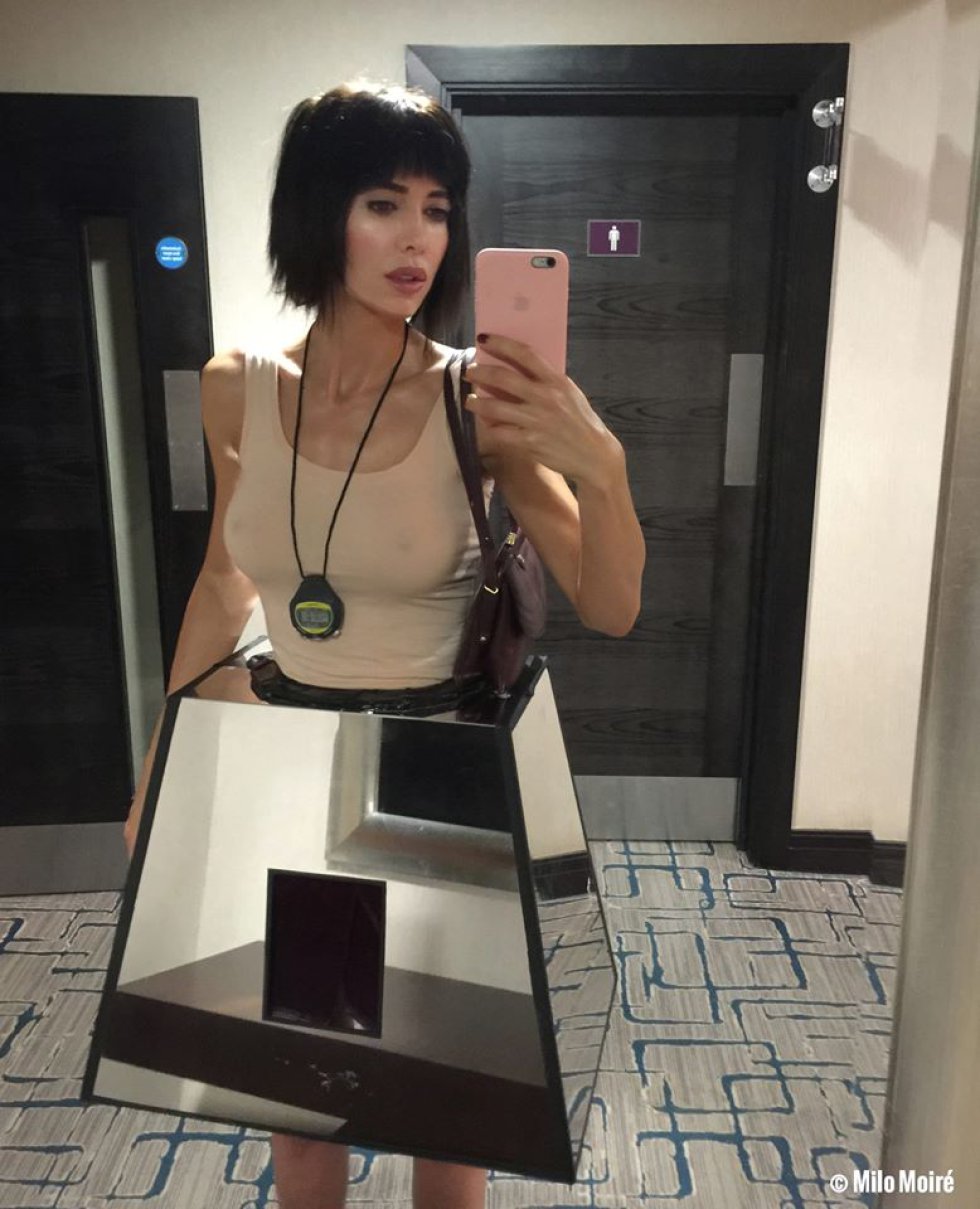 Ha causado polémica en Europa por su proyecto que titula "Mirror Box" y ha llevado a la artista a varias ciudades europeas en lo que ella describe como una reivindicación de la naturaleza consensual de los actos sexuales. Ha causado polémica en Europa por su proyecto que titula "Mirror Box" y ha llevado a la artista a varias ciudades europeas en lo que ella describe como una reivindicación de la naturaleza consensual de los actos sexuales.