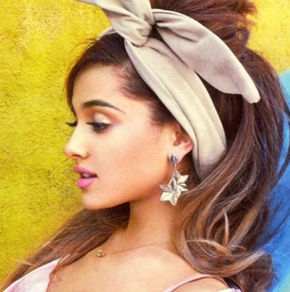 Ariana inicialmente se distinguía por su cabello rojo, pero su estilo se fue modificando y ahora es reconocida por lucir una abundante cabellera color caramelo y peinada con una cola alta. Ariana inicialmente se distinguía por su cabello rojo, pero su estilo se fue modificando y ahora es reconocida por lucir una abundante cabellera color caramelo y peinada con una cola alta.