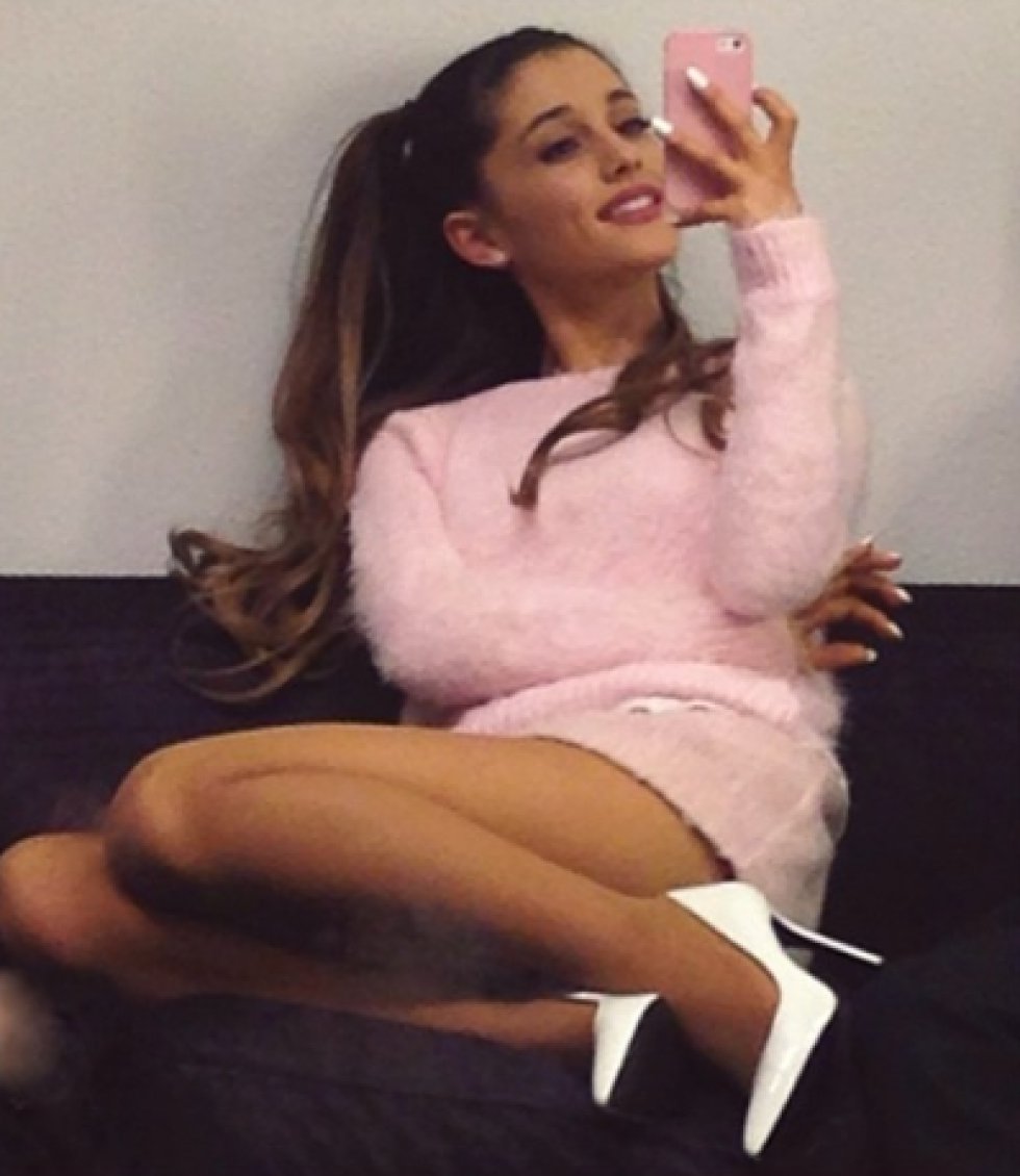Se distingue por su baja estatura y por eso Ariana prefiere lucir siempre tacones altos para estilizar su figura. Se distingue por su baja estatura y por eso Ariana prefiere lucir siempre tacones altos para estilizar su figura.