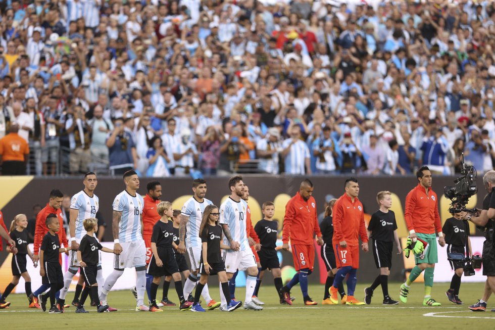 Chile y Argentina salen a la cancha. Chile y Argentina salen a la cancha.
