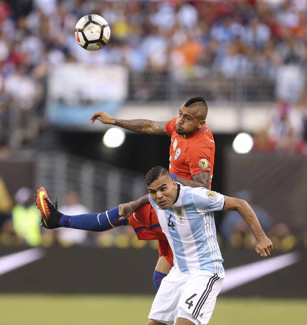 Vidal y Mercado disputan un balón. Vidal y Mercado disputan un balón.