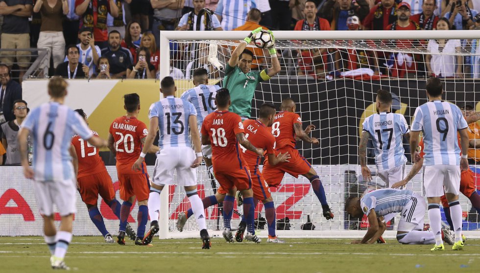 Bravo ataja un centro enviado por Messi. Bravo ataja un centro enviado por Messi.