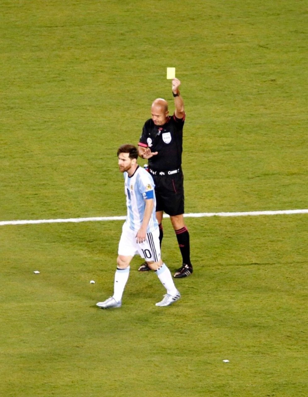 Messi fue amonestado por similar una falta en el area. Messi fue amonestado por similar una falta en el area.