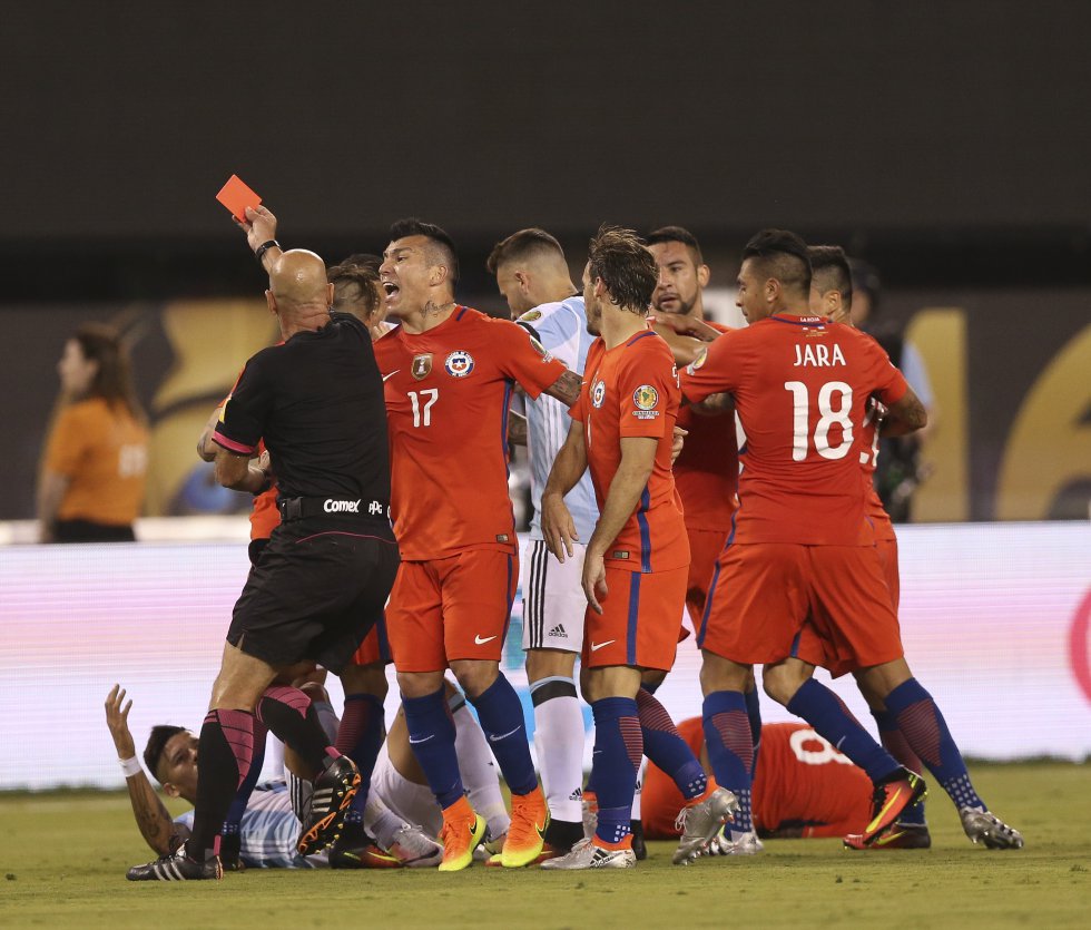 Marcos Rojo fue expulsado en el primer tiempo. Marcos Rojo fue expulsado en el primer tiempo.