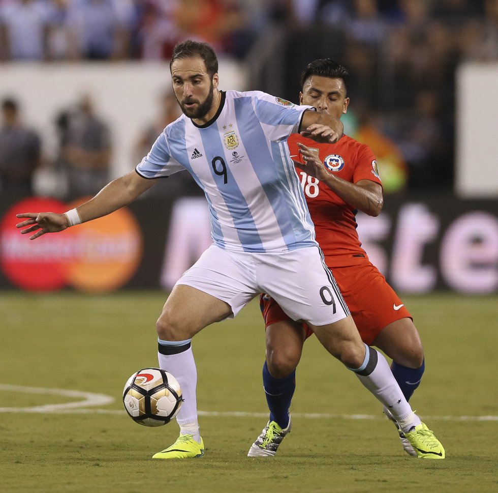 Higuain desperdicio la opción mas clara para Argentina en el inicio del primer tiempo. Higuain desperdicio la opción mas clara para Argentina en el inicio del primer tiempo.