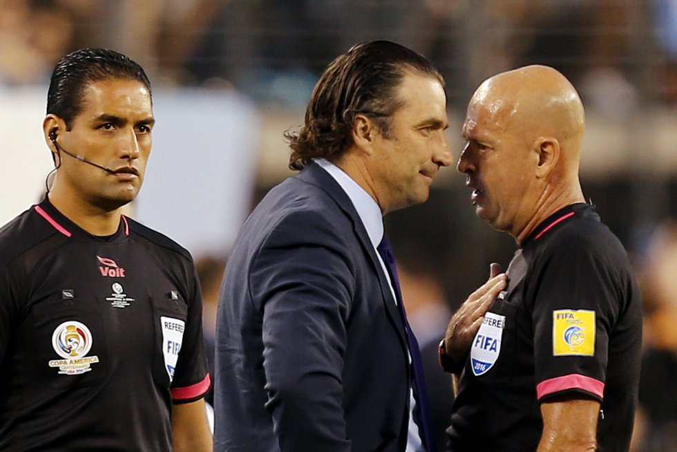 Pizzi, técnico de Chile le reclama a Heber Lopez por el arbitraje. Pizzi, técnico de Chile le reclama a Heber Lopez por el arbitraje.
