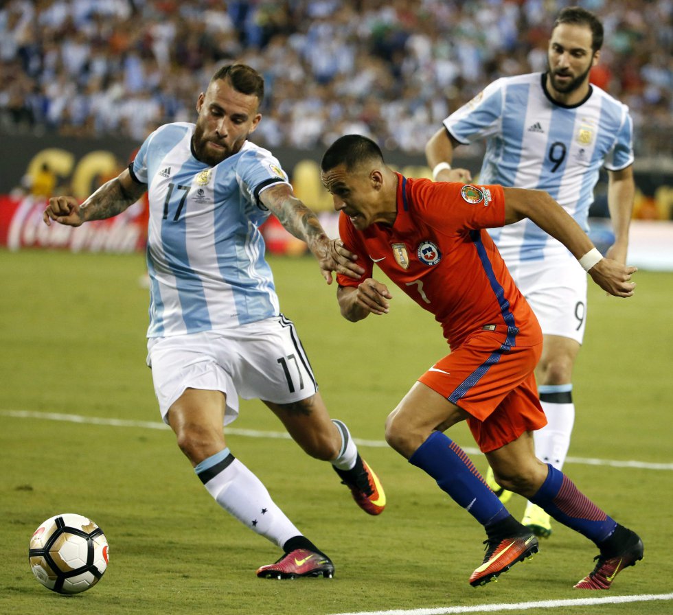 Alexis Sánchez y Otamendi disputando un balón. Alexis Sánchez y Otamendi disputando un balón.
