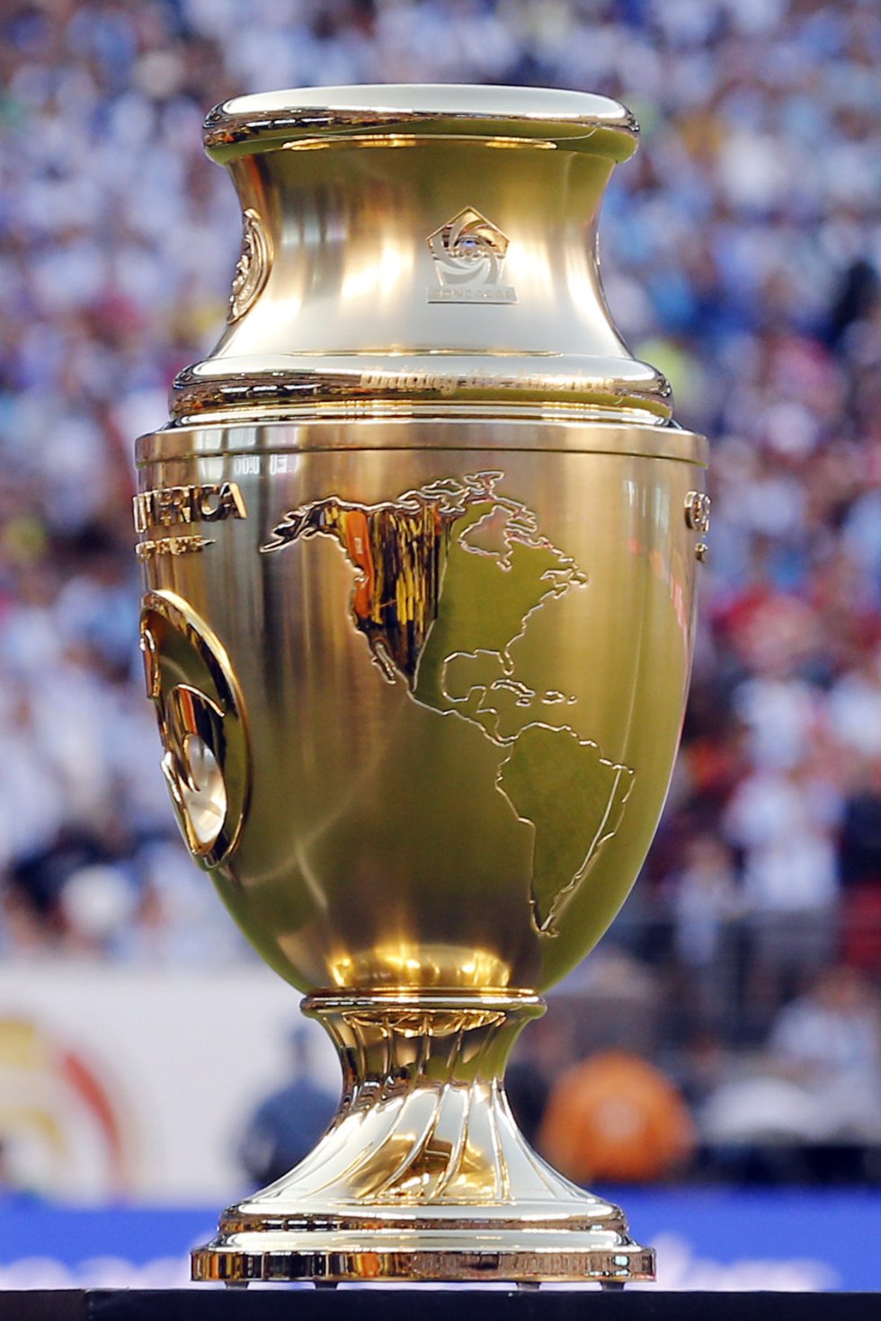El trofeo de la Copa América Centenario. El trofeo de la Copa América Centenario.