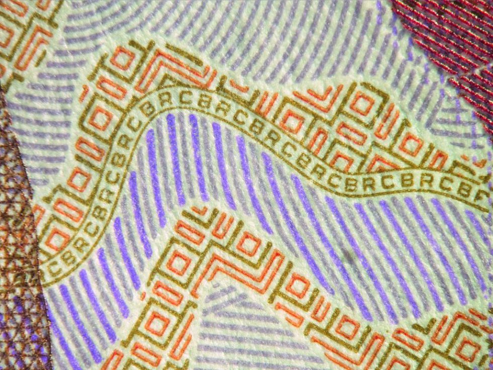 Elementos como iniciales y líneas de colores para ver con lupa son mecanismos sde seguridad presentes en el nuevo billete. Elementos como iniciales y líneas de colores para ver con lupa son mecanismos sde seguridad presentes en el nuevo billete.
