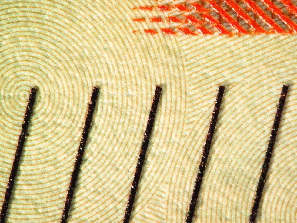 El billete incluye dentro de sus mecanismos de seguridad algunas impresiones en realce. El billete incluye dentro de sus mecanismos de seguridad algunas impresiones en realce.