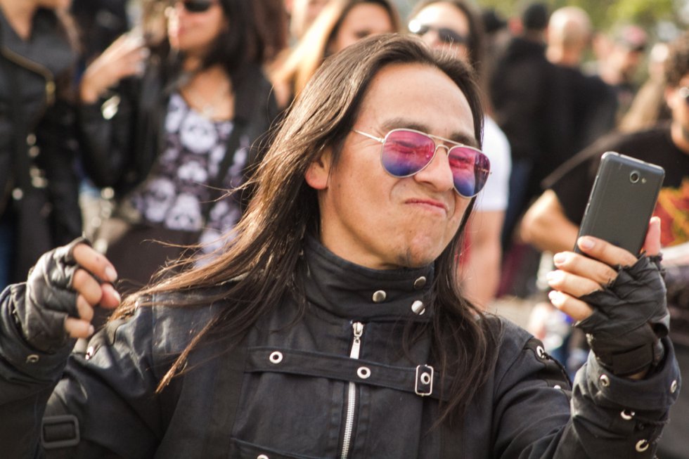 Aunque se diga que las mujeres son quienes más se preocupan por su aspecto, los hombres no se quedaron atrás y lucieron sus mejores atuendos y accesorios en el festival. Aunque se diga que las mujeres son quienes más se preocupan por su aspecto, los hombres no se quedaron atrás y lucieron sus mejores atuendos y accesorios en el festival.