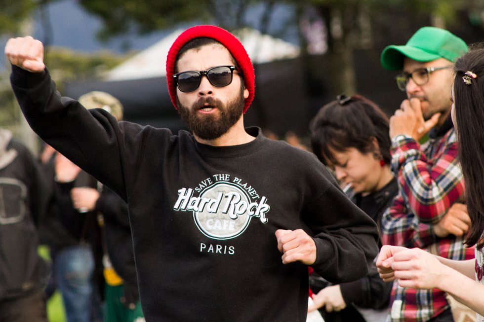 Aunque se diga que las mujeres son quienes más se preocupan por su aspecto, los hombres no se quedaron atrás y lucieron sus mejores atuendos y accesorios en el festival. Aunque se diga que las mujeres son quienes más se preocupan por su aspecto, los hombres no se quedaron atrás y lucieron sus mejores atuendos y accesorios en el festival.