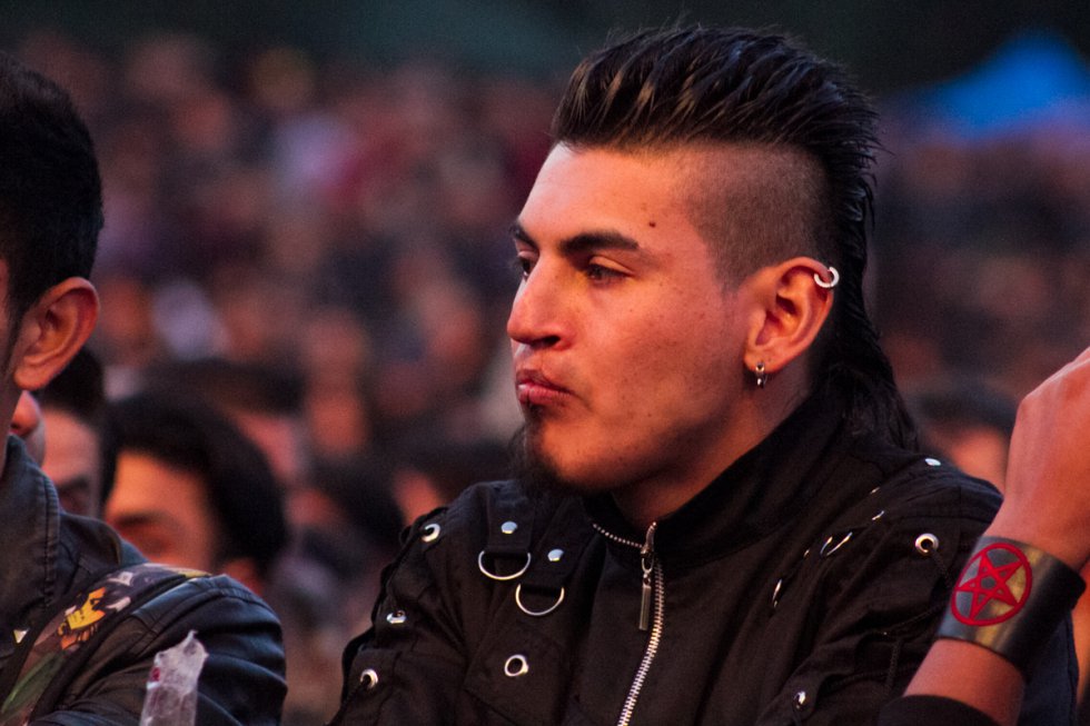 Aunque se diga que las mujeres son quienes más se preocupan por su aspecto, los hombres no se quedaron atrás y lucieron sus mejores atuendos y accesorios en el festival. Aunque se diga que las mujeres son quienes más se preocupan por su aspecto, los hombres no se quedaron atrás y lucieron sus mejores atuendos y accesorios en el festival.