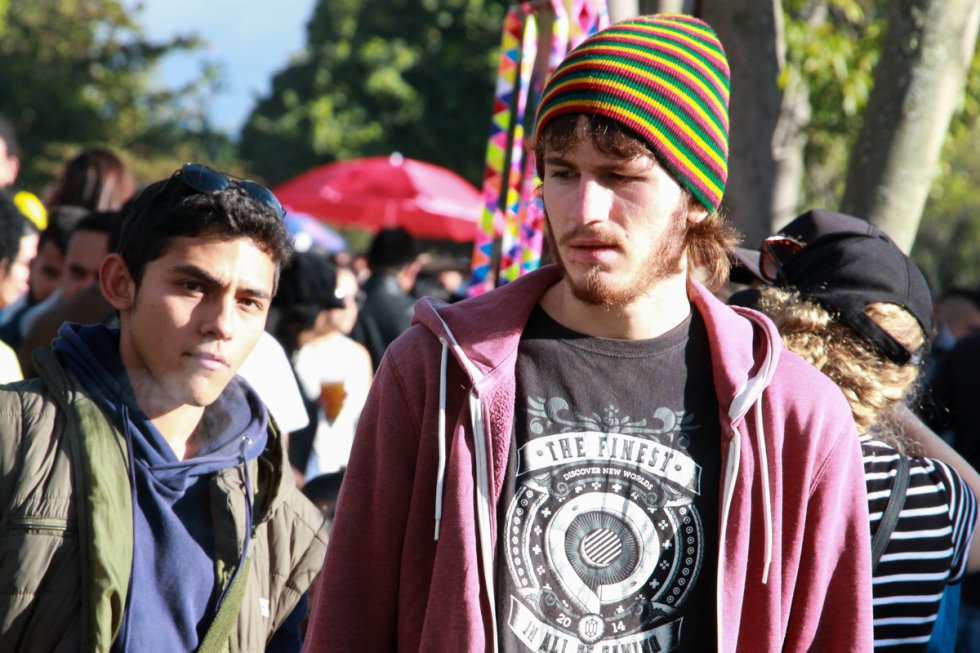Aunque se diga que las mujeres son quienes más se preocupan por su aspecto, los hombres no se quedaron atrás y lucieron sus mejores atuendos y accesorios en el festival. Aunque se diga que las mujeres son quienes más se preocupan por su aspecto, los hombres no se quedaron atrás y lucieron sus mejores atuendos y accesorios en el festival.