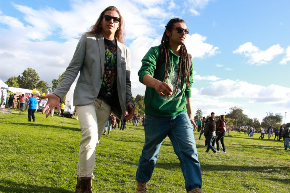 Aunque se diga que las mujeres son quienes más se preocupan por su aspecto, los hombres no se quedaron atrás y lucieron sus mejores atuendos y accesorios en el festival. Aunque se diga que las mujeres son quienes más se preocupan por su aspecto, los hombres no se quedaron atrás y lucieron sus mejores atuendos y accesorios en el festival.