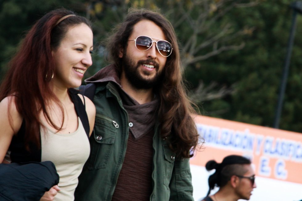 Aunque se diga que las mujeres son quienes más se preocupan por su aspecto, los hombres no se quedaron atrás y lucieron sus mejores atuendos y accesorios en el festival. Aunque se diga que las mujeres son quienes más se preocupan por su aspecto, los hombres no se quedaron atrás y lucieron sus mejores atuendos y accesorios en el festival.