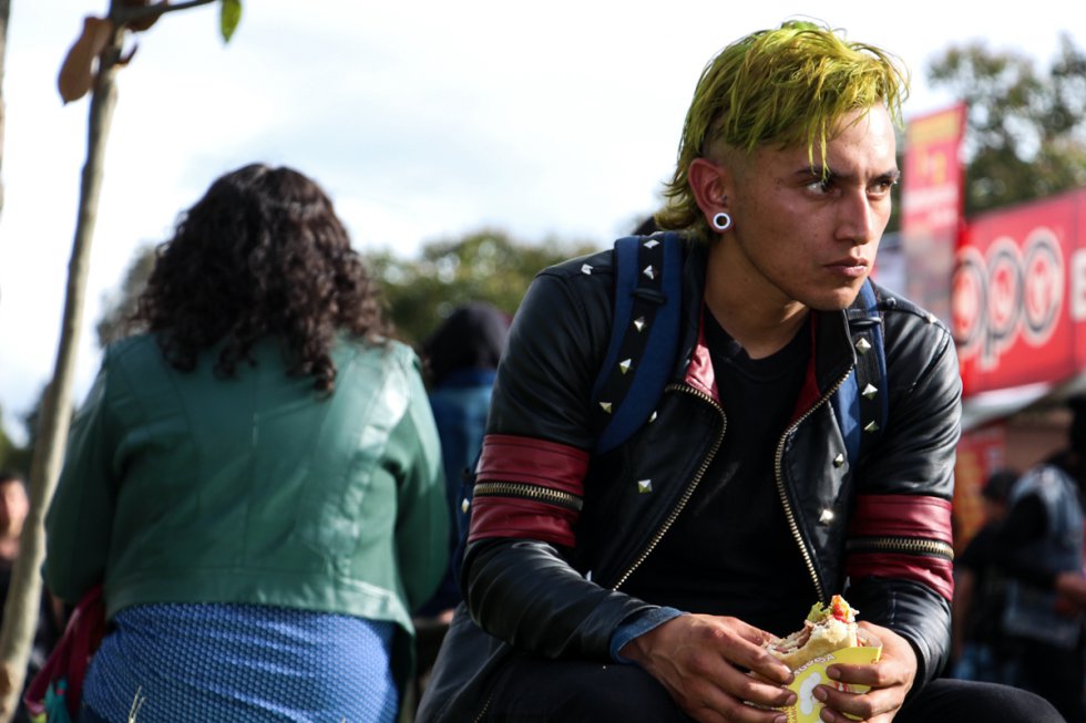 Aunque se diga que las mujeres son quienes más se preocupan por su aspecto, los hombres no se quedaron atrás y lucieron sus mejores atuendos y accesorios en el festival. Aunque se diga que las mujeres son quienes más se preocupan por su aspecto, los hombres no se quedaron atrás y lucieron sus mejores atuendos y accesorios en el festival.