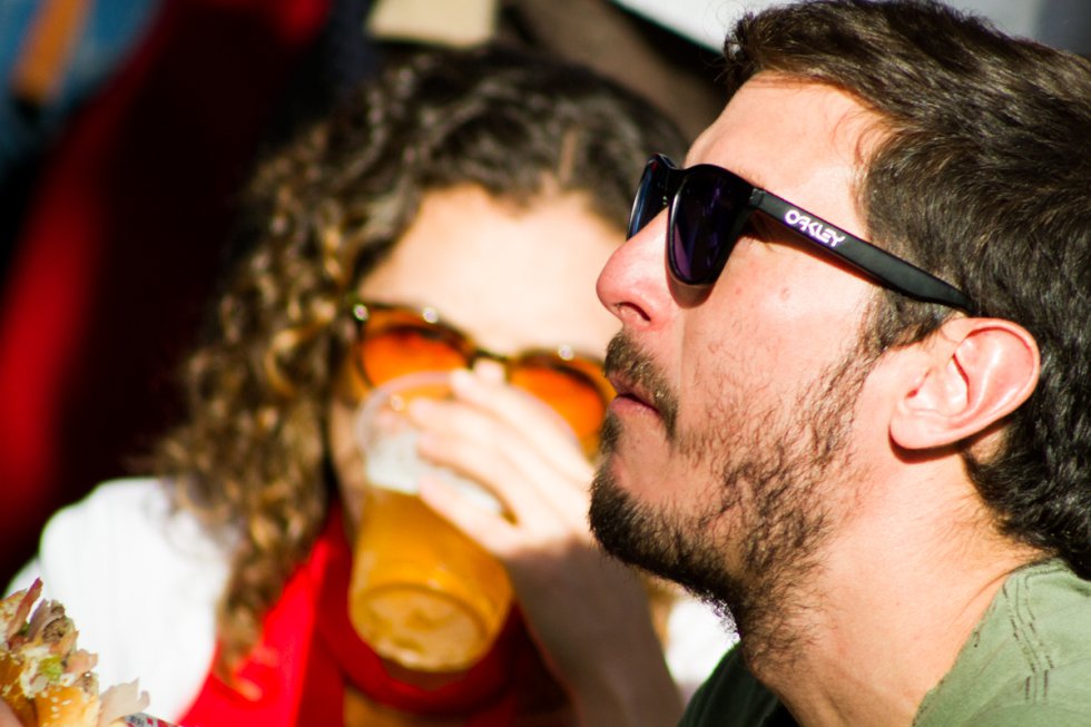 Aunque se diga que las mujeres son quienes más se preocupan por su aspecto, los hombres no se quedaron atrás y lucieron sus mejores atuendos y accesorios en el festival. Aunque se diga que las mujeres son quienes más se preocupan por su aspecto, los hombres no se quedaron atrás y lucieron sus mejores atuendos y accesorios en el festival.