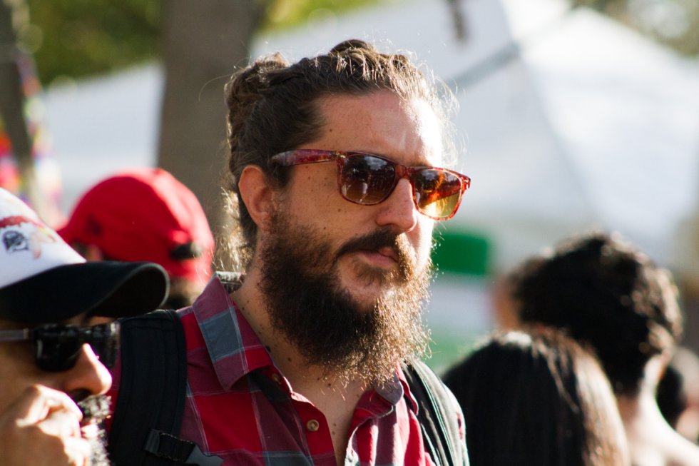 Aunque se diga que las mujeres son quienes más se preocupan por su aspecto, los hombres no se quedaron atrás y lucieron sus mejores atuendos y accesorios en el festival. Aunque se diga que las mujeres son quienes más se preocupan por su aspecto, los hombres no se quedaron atrás y lucieron sus mejores atuendos y accesorios en el festival.