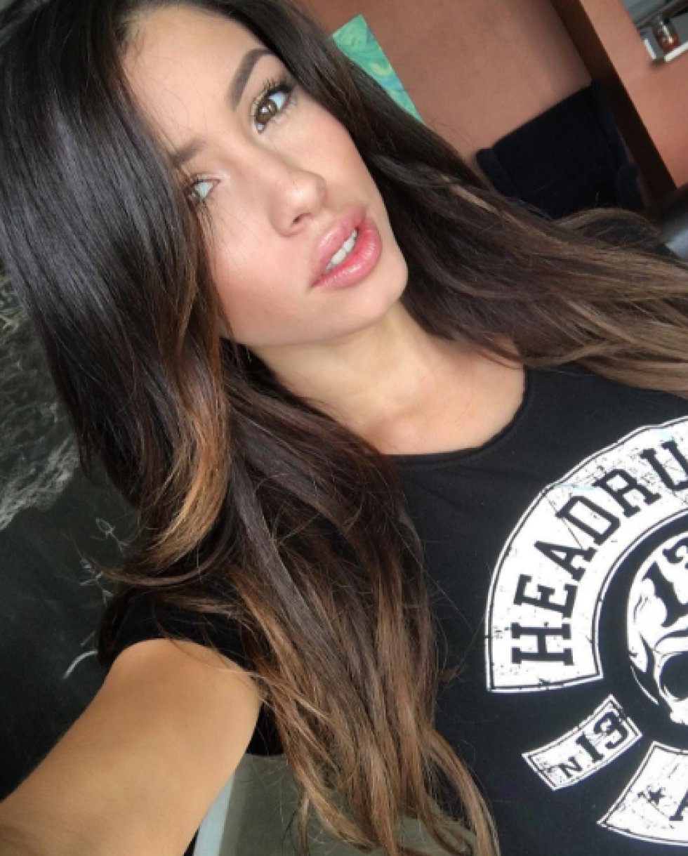 Las curvas de la chica con cuerpo envidiable también llamaron la atención de Austin Mahone , quien la utilizó como talento de su video musical, 'Dirty Work'. Las curvas de la chica con cuerpo envidiable también llamaron la atención de Austin Mahone , quien la utilizó como talento de su video musical, 'Dirty Work'.