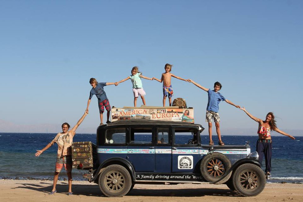 Hace quince años que los Zapp, una familia de Los Cardales, Buenos Aires, viaja por el mundo en un coche de 1928. Hace quince años que los Zapp, una familia de Los Cardales, Buenos Aires, viaja por el mundo en un coche de 1928.